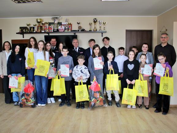 Uczestnicy turnieju wiedzy pożarniczej.