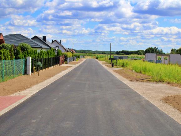 Asfalt na kolejnych drogach w gminie Bukowiec. Samorząd inwestuje w poprawę komfortu i bezpieczeństwa