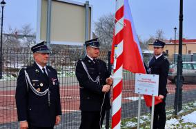 Uroczyste podniesienie flagi państwowej przed budynkiem przedszkola w Bukowcu