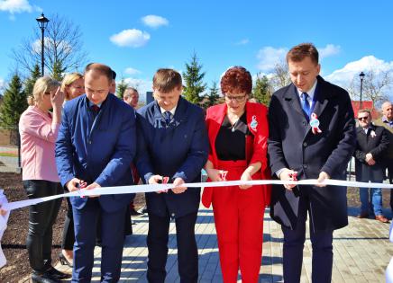 Uroczyste otwarcie nowego przedszkola w Bukowcu - przecięcie wstęgi