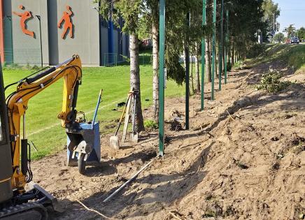 Nowe ogrodzenie boiska w Przysiersku.
