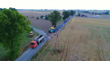 Trwają modernizacje kolejnych dróg w gminie Bukowiec - Układanie warstwy asfaltu na drodze Gawroniec - Poledno