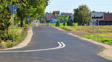 Kilometrowy odcinek drogi Gawroniec – Poledno z dywanikiem asfaltowym 2020