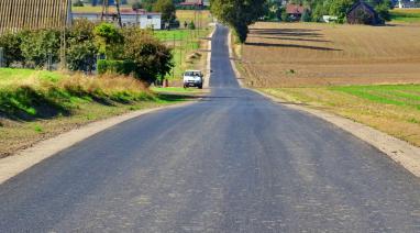 Kilometrowy odcinek drogi Gawroniec – Poledno z dywanikiem asfaltowym 2020