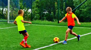 Młodzi piłkarze z gminy Bukowiec trenowali na obozie w Więcborku 2021
