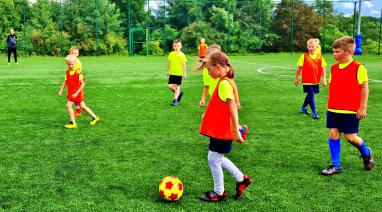 Młodzi piłkarze z gminy Bukowiec trenowali na obozie w Więcborku 2021