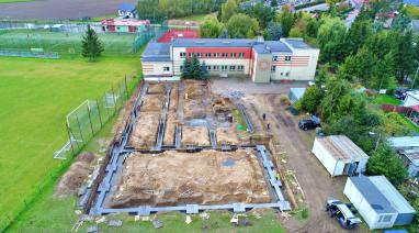 Trwa rozbudowa szkoły w Przysiersku. Gmina na inwestycję pozyskała ponad 11 milionów złotych 2022