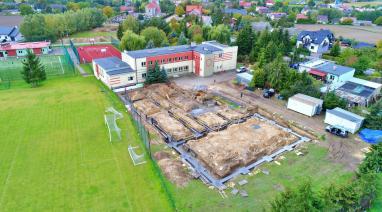 Trwa rozbudowa szkoły w Przysiersku. Gmina na inwestycję pozyskała ponad 11 milionów złotych 2022