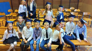 Pierwszoklasiści ze szkoły w Różannie już po pasowaniu 2022
