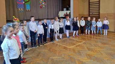 Przedszkolaki z Różanny przygotowały występ artystyczny. Okazją były Dni Babci i Dziadka 2023