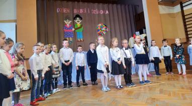 Przedszkolaki z Różanny przygotowały występ artystyczny. Okazją były Dni Babci i Dziadka 2023