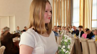 Wyróżnienia i nagrody dla najlepszych uczniów w gminie Bukowiec. Prezentujemy fotorelację z uroczystości 2023