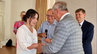 Wyróżnienia i nagrody dla najlepszych uczniów w gminie Bukowiec. Prezentujemy fotorelację z uroczystości 2023