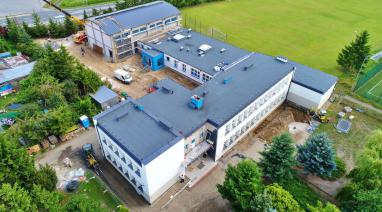 W szybkim tempie postępuje rozbudowa szkoły w Przysiersku. Informujemy, na jakim etapie są roboty budowlane 2023