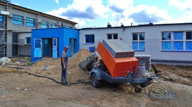 W szybkim tempie postępuje rozbudowa szkoły w Przysiersku. Informujemy, na jakim etapie są roboty budowlane 2023