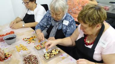 Seniorzy z gminy Bukowiec odwiedzili pracownię czekolady 2023