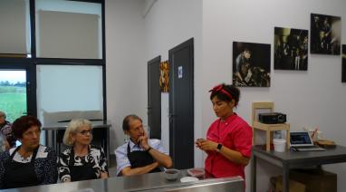 Seniorzy z gminy Bukowiec odwiedzili pracownię czekolady 2023
