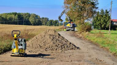 Postępują prace przy budowie dróg gminnych. Droga Gawroniec - Polskie Łąki