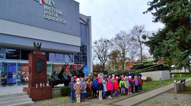 Dzieci z gminy Bukowiec odwiedziły Muzeum Wojsk Lądowych i obejrzały spektakl w Baju Pomorskim 2023