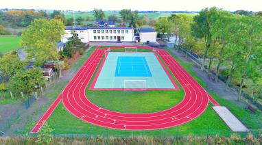 Nowa świetlica wiejska, bieżnia i boisko przy szkole w Różannie gotowe 2024