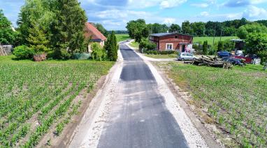 Asfaltem do Jarzębieńca w gminie Bukowiec. Kolejna droga gotowa 2024