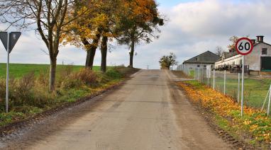 Wygodniej z Kawęcina do Bramki. Dywanik asfaltowy na kolejnej drodze gminnej 2025 Wygodniej z Kawęcina do Bramki. Dywanik asfaltowy na kolejnej drodze gminnej 2025