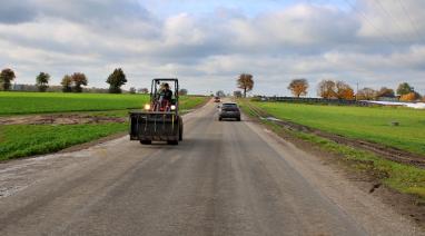 Wygodniej z Kawęcina do Bramki. Dywanik asfaltowy na kolejnej drodze gminnej 2025 Wygodniej z Kawęcina do Bramki. Dywanik asfaltowy na kolejnej drodze gminnej 2025