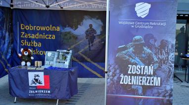 Żołnierze Wojska Polskiego w Bukowcu. Mundurowi przeprowadzili pokazowe zajęcia dla uczniów 2026